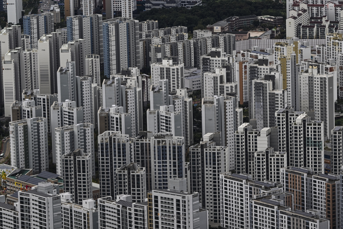 사진은 14일 경기 광주시 남한산성에서 바라본 서울 시내 아파트의 모습. 2025.10.14 이지훈 기자