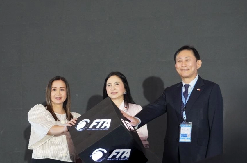 왼쪽부터 앙헬 이그나시오 대통령 투자·경제 특별보좌관, 마리아 크리스티나 로케 필리핀 통상산업부 장관, 고진 KTNET 사장이 4일(현지시간) ‘필리핀 자유무역협정(FTA) 원산지 관리시스템(OMS)’ 공식 출범식에서 기념 사진을 촬영하고 있다. KTNET 제공