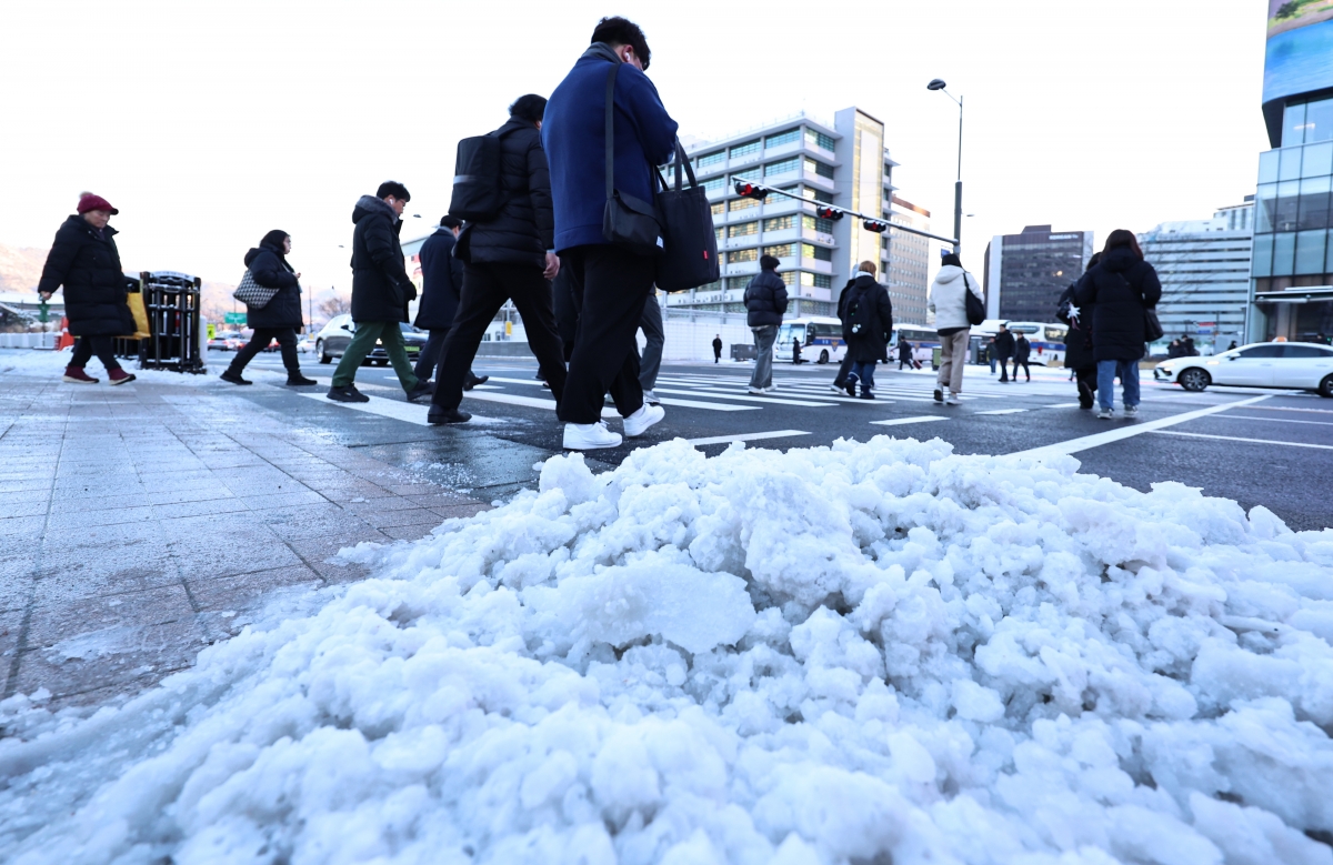 thumbnail - 한 시간 새 4㎝, 천둥·번개 동반한 ‘집중폭설’…“주말엔 비교적 따뜻”