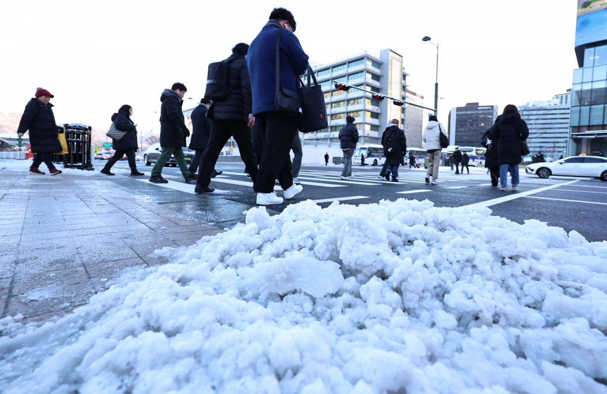 폭설 후 한파로 도로 곳곳이 얼어붙은 5일 오전 서울 광화문역 일대에서 시민들이 출근길 발걸음을 옮기고 있다. 2025.12.5. 뉴스1