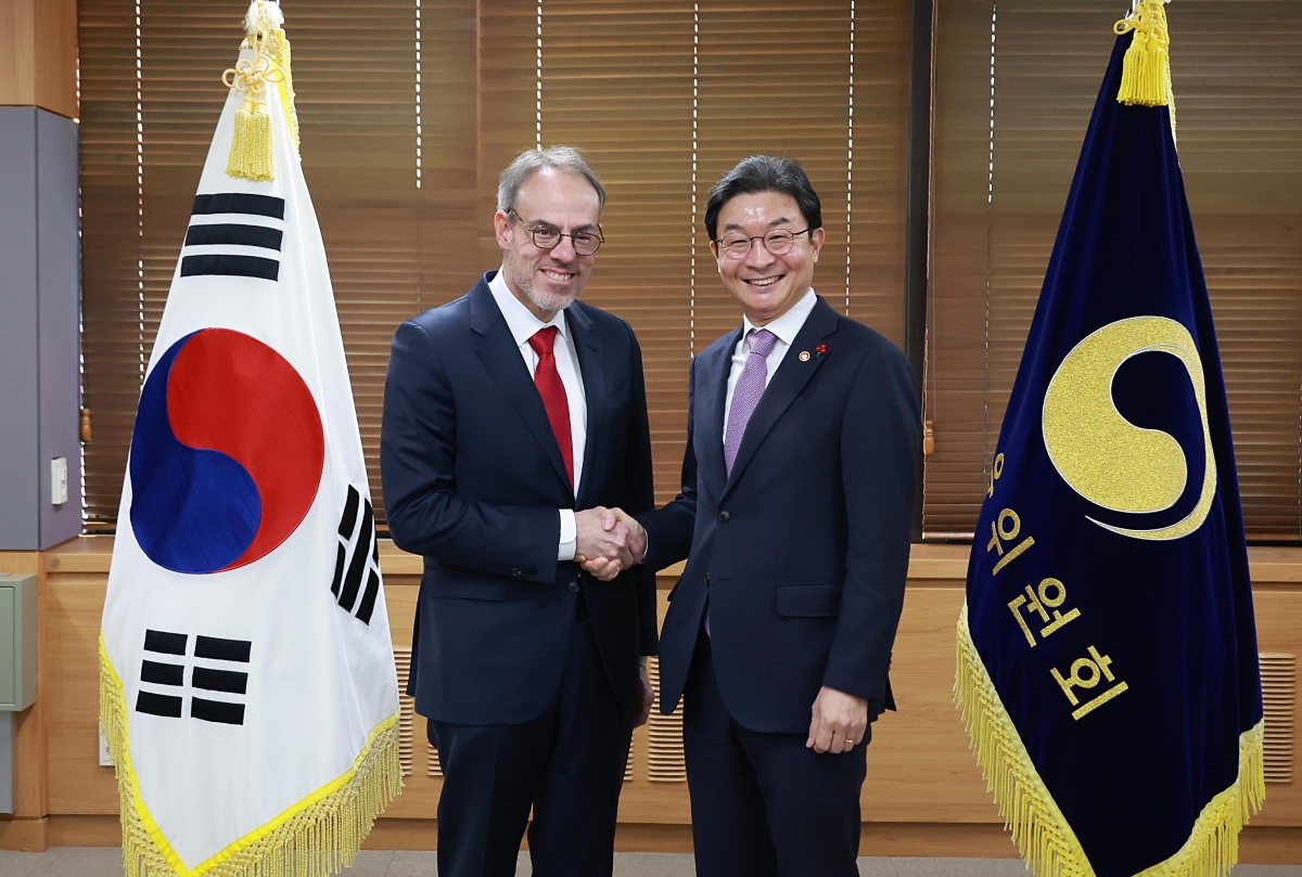 이억원(오른쪽) 금융위원장이 5일 정부서울청사에서 데이비드 A. 자폴스키 아마존 수석부회장과 만나 악수하고 있다. 금융위원회 제공