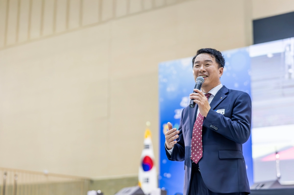 최남휴 조합장이 ‘2025 조합원 화합 한마당’ 행사에서 개회사를 하고 있다.