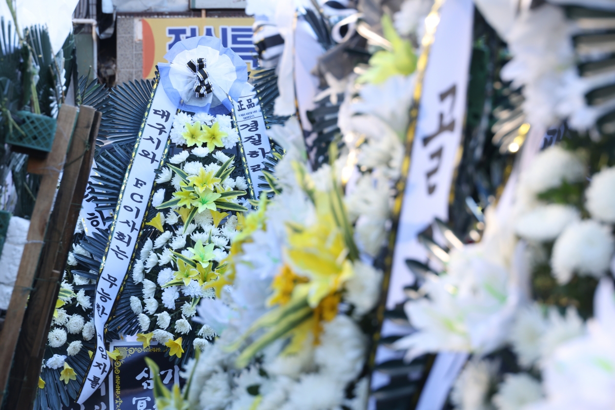 5일 대구FC 팬들이 대구시청 앞에 보낸 근조화환. 대구 연합뉴스