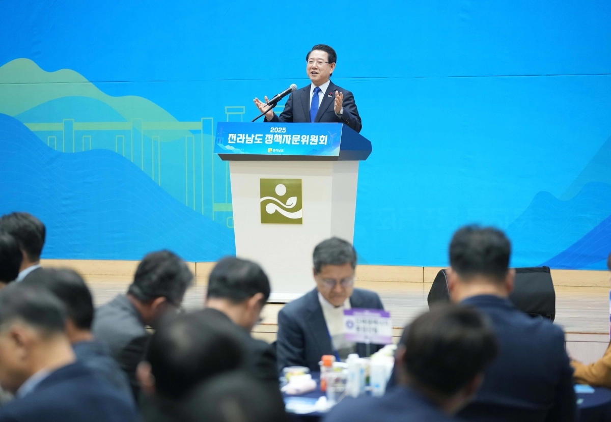 김영록 전남지사가 5일 도청 왕인실에서 열린 ‘2025년 정책자문위원회’에 참석해 인사말을 하고 있다.
