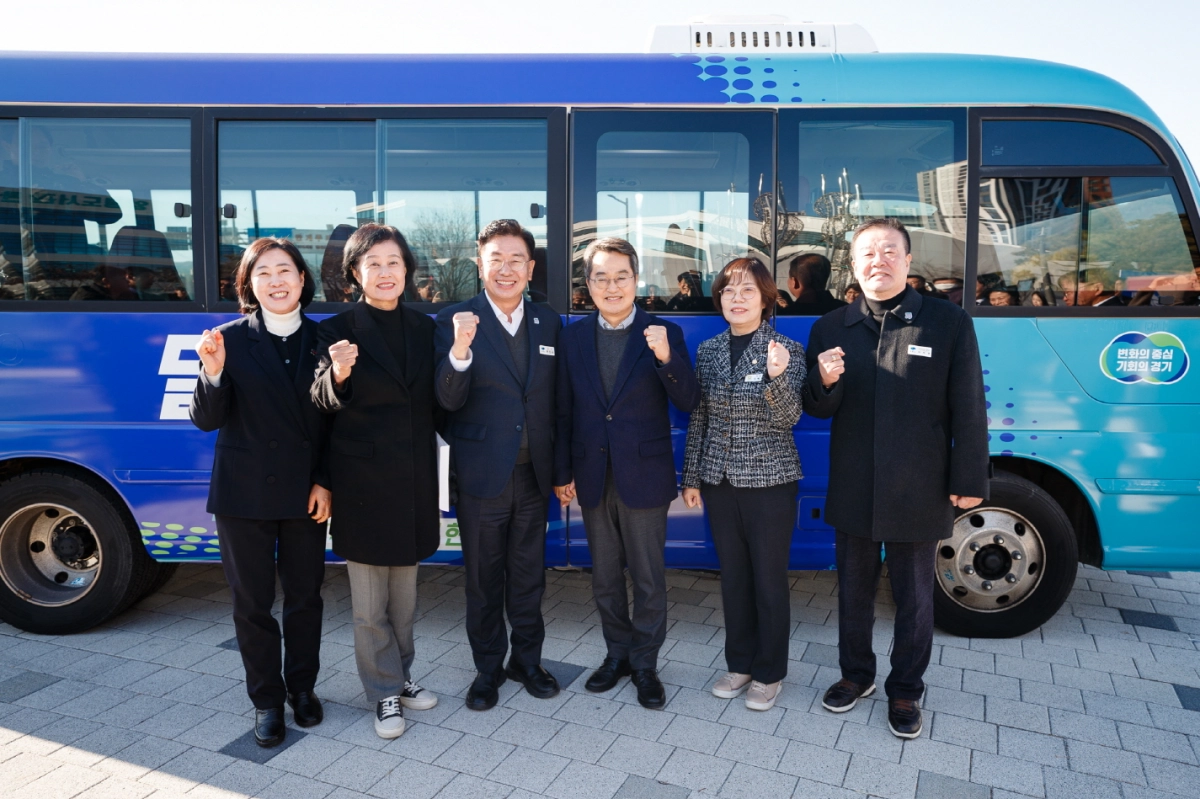 4일 김동연 경기도지사의 민생현장 투어 ‘달달버스’와 함께 양근대교 건설공사 현장을 찾은 박명숙 의원이 관계자들과 함께 기념촬영을 하고 있다.(사진=경기도의회)