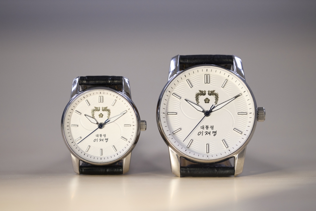 강유정 대변인이 5일 서울 용산 대통령실 청사에서 대통령 손목시계 관련 브리핑을 마쳤다. 이날 공개한 손목시계는 사진의 왼쪽이 여성용, 오른쪽이 남성용. 뉴시스