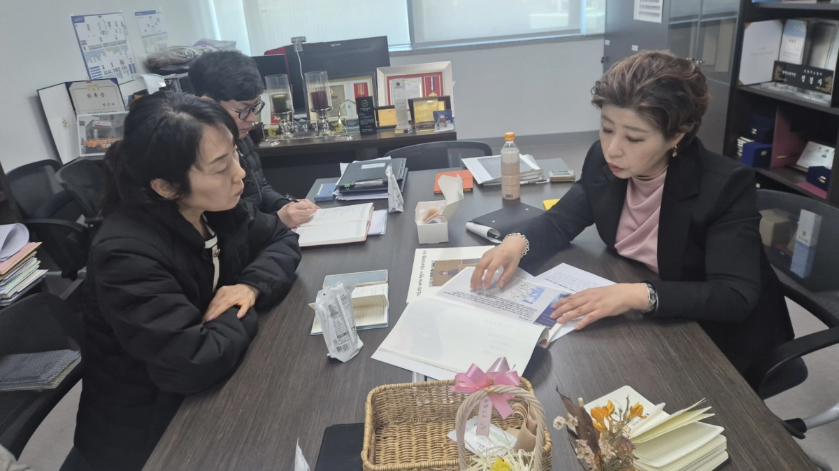 정경자 의원(이 5일 보건건강국 의료자원과장을 비롯한 실무진과 별도 정책 협의를 진행하며 공공병원 설립 방안을 검토하고 있다.(사진=경기도의회)