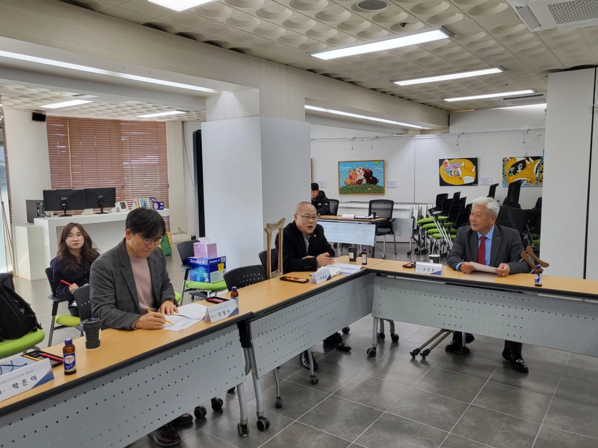 박재용 의원이 5일 2025년 경기장애인근로자지원센터 운영위원회에 참석해 사업 추진 성과를 공유받고 향후 운영 계획을 논의하고 있다.(사진=경기도의회)