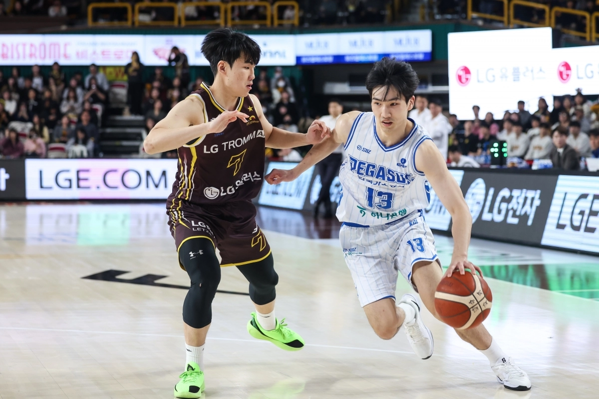 대구 한국가스공사 김민규가 4일 창원체육관에서 열린 2025~26 프로농구 정규시즌 창원 LG와의 원정 경기에서 최형찬을 상대로 돌파하고 있다. KBL 제공