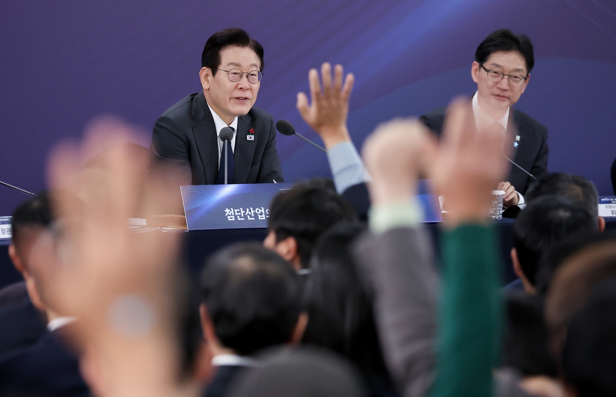 이재명 대통령이 5일 충남 천안시 한국기술교육대학교에서 열린 ‘충남의 마음을 듣다’ 타운홀미팅에서 참석자들의 질문을 받고 있다. 뉴시스