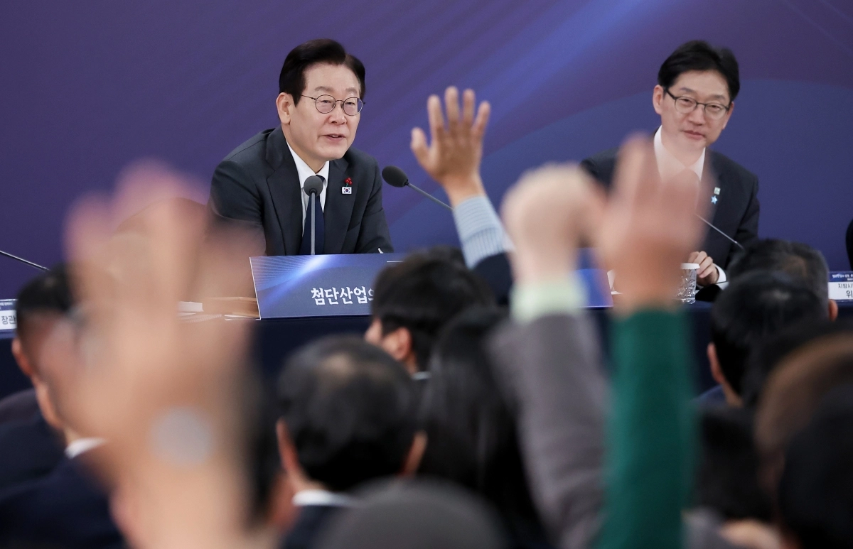 이재명 대통령이 5일 충남 천안시 한국기술교육대학교에서 열린 ‘충남의 마음을 듣다’ 타운홀미팅에서 참석자들의 질문을 받고 있다. 뉴시스