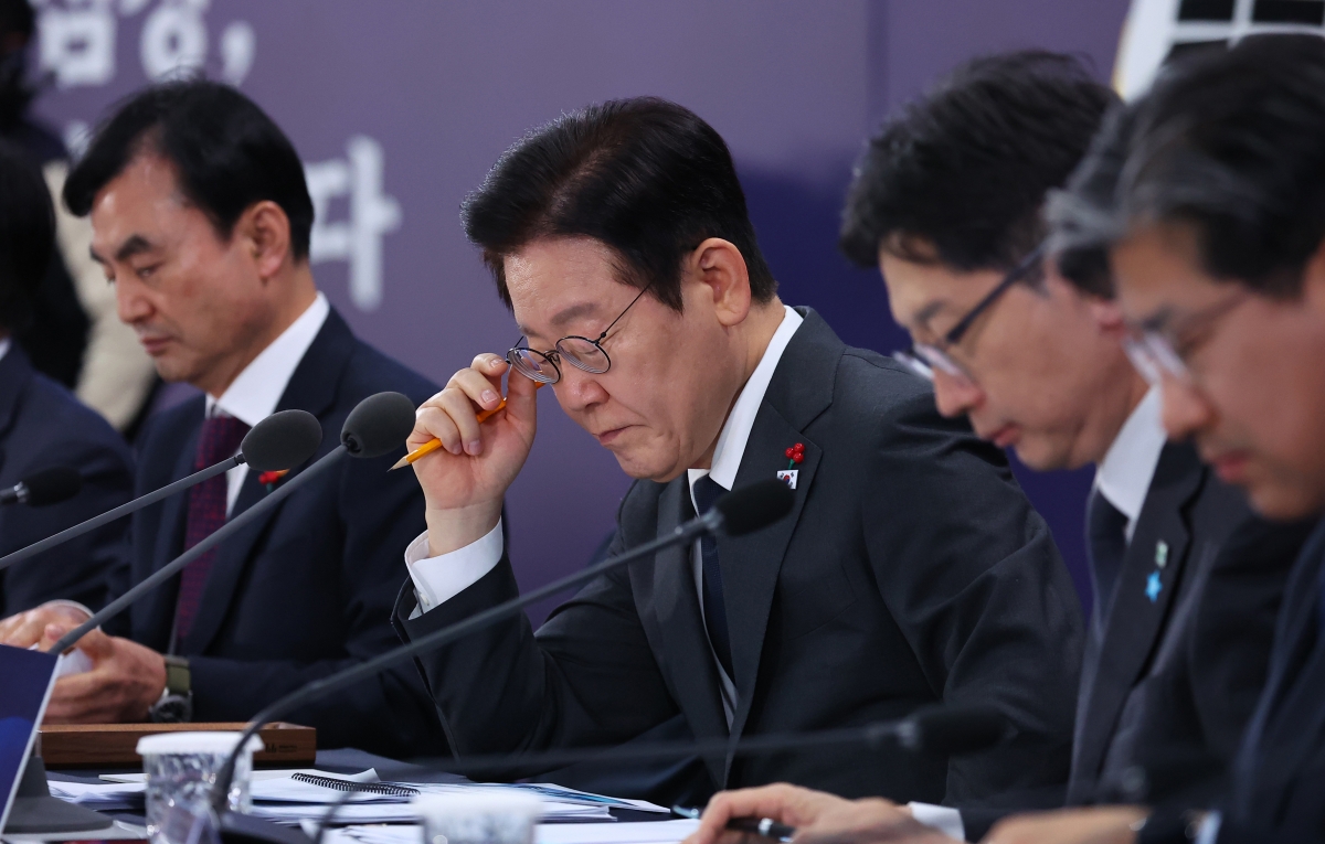 이재명 대통령이 5일 충남 천안시 한국기술교육대학교에서 열린 ‘충남의 마음을 듣다’ 타운홀미팅에서 자료를 살펴보고 있다.뉴시스