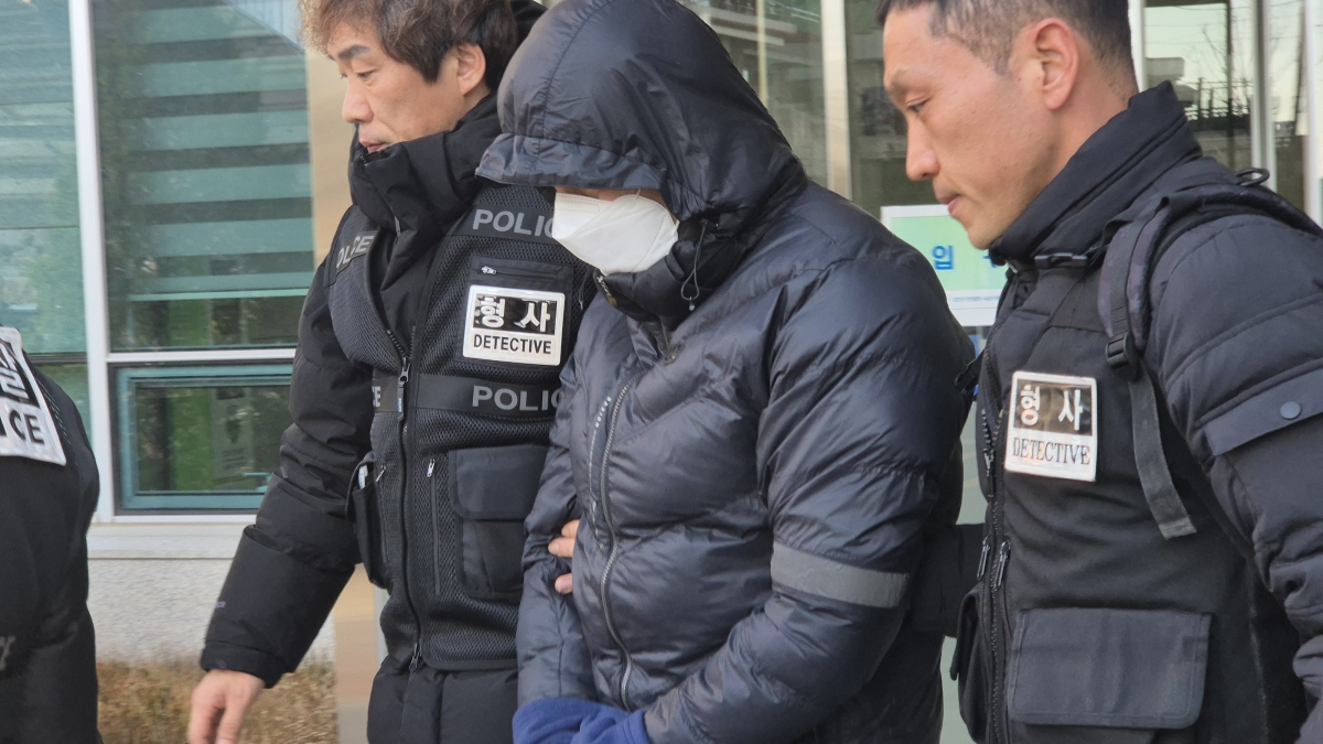 영장실질심사 마치고 나오는 ‘갑질 의혹’ 양양군 공무원
