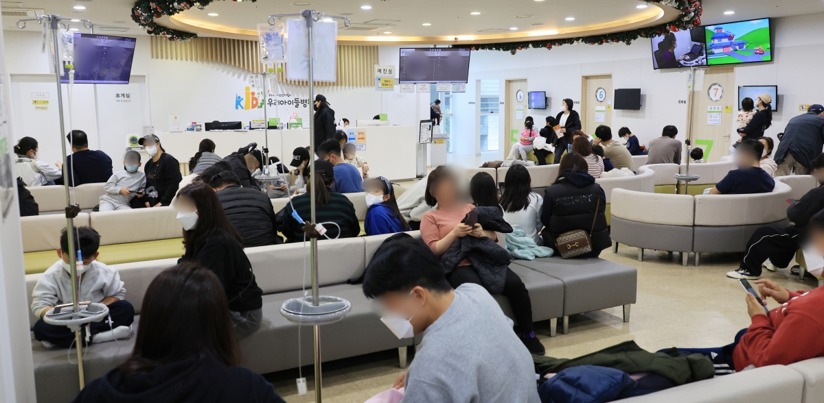 서울 성북구 우리아이들병원 진료 대기실이 환자와 보호자로 붐비고 있다. 연합뉴스