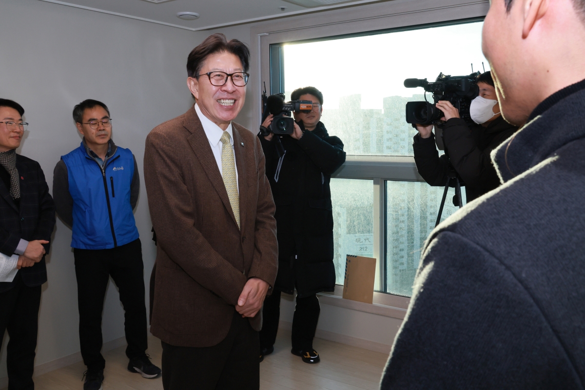 박형준 부산시장이 부산 관사로 이사한 해수부 직원 가족을 환영하고 있다. 부산시 제공