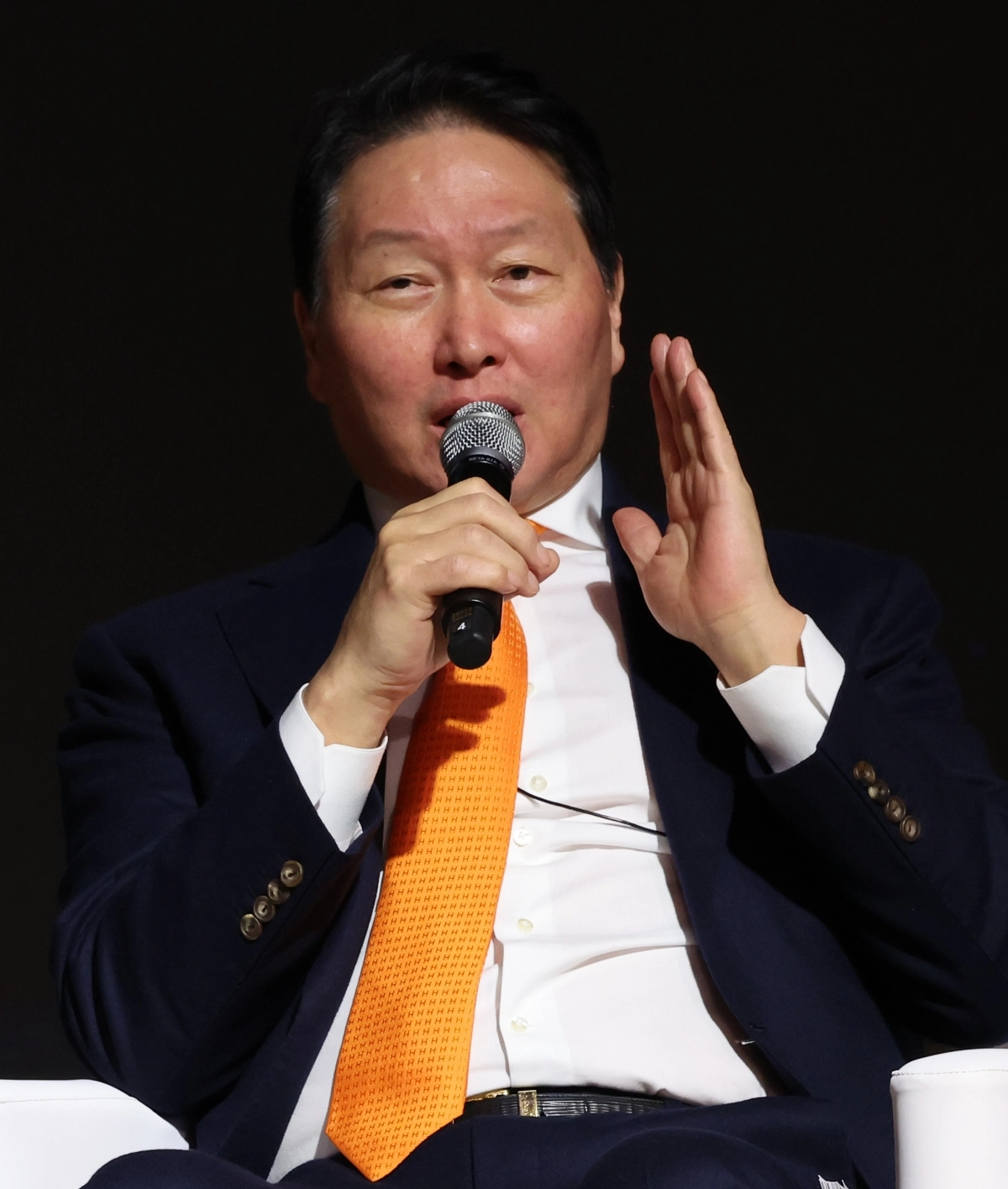 5일 서울 중구 대한상공회의소에서 열린 한국은행, 대한상공회의소 공동주최 ‘AI 기반의 성장과 혁신’ 세미나에서 최태원 대한상공회의소 회장이 특별대담을 하고 있다. 연합뉴스