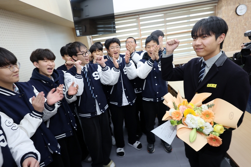 026학년도 수능 성적표가 배부되는 5일 광주 서구 화정동 서석고등학교에서 만점자 재학생 최장우군이 학생회 후배들로부터 수능 만점 축하를 받고 있다. 연합뉴스