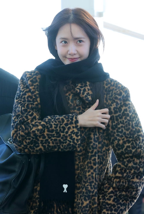 윤아, 강렬한 호피무늬 공항 패션