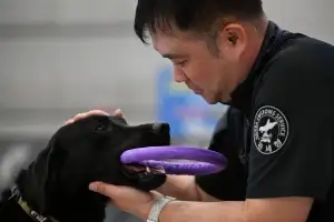 “냄새로 국경선 지켜요”…탐지견 딜론과 핸들러의 동행