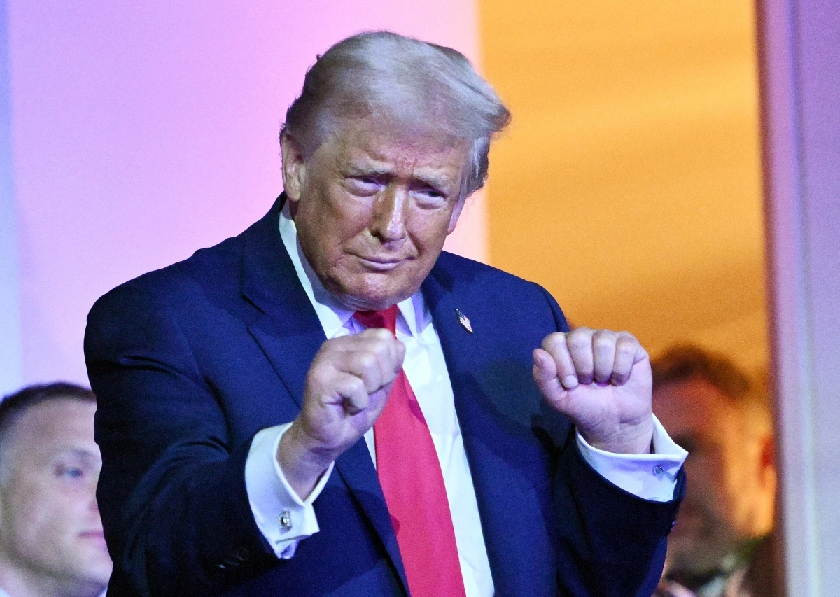 5일(현지시간) 미국 워싱턴DC 케네디센터에서 개최된 북중미월드컵 조 추첨식에서 도널드 트럼프 대통령이 자신의 애창곡 ‘YMCA’로 유명한 디스코 그룹 빌리지 피플의 공연에 흥겨운듯 몸을 흔들고 있다. 2025.12.5 워싱턴 로이터 연합뉴스