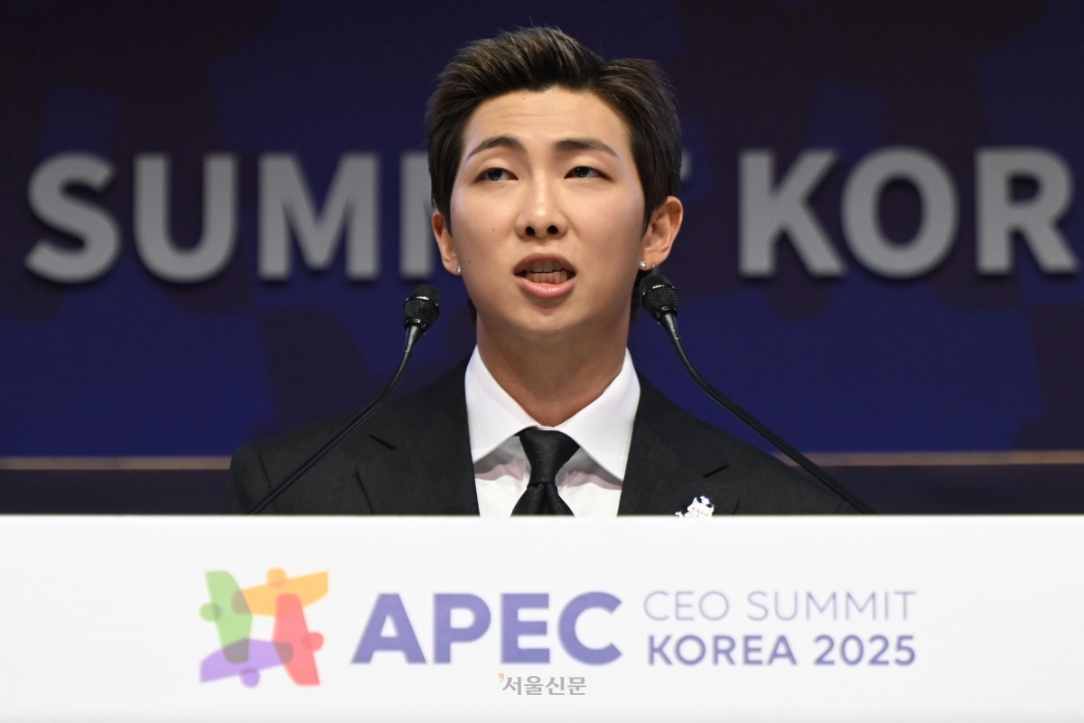 그룹 BTS의 RM(김남준)이 29일 경북 경주예술의전당에서 열린 아시아태평양경제협력체(APEC) 정상회의 최고경영자(CEO) 서밋(Summit)에 참석해 ‘APEC 지역 내 문화산업과 K-컬쳐 소프트파워’를 주제로 연설하고 있다. 2025.10.29 경주 이지훈 기자