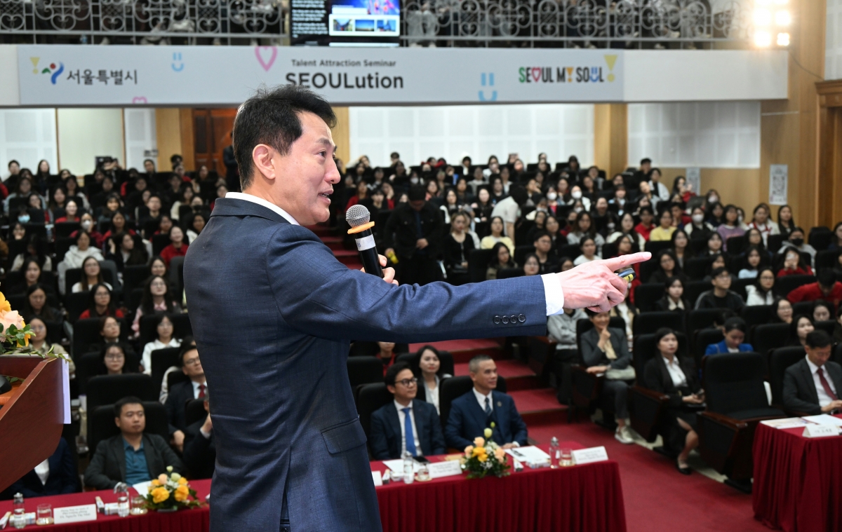 5일(금) 하노이대학교에서 열린 ‘서울 인재유치 네트워크 프로모션’에서 오세훈 서울시장이 특별 강연하고 있다. 서울시 제공