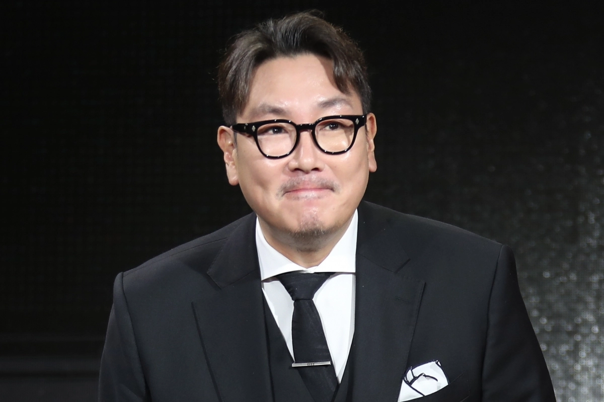 배우 조진웅이 1일 부산 중구 비프광장 야외무대에서 열린 ‘제29회 부산국제영화제’ 전야제에 참석해 인사를 하고 있다. 2024.10.1 뉴스1