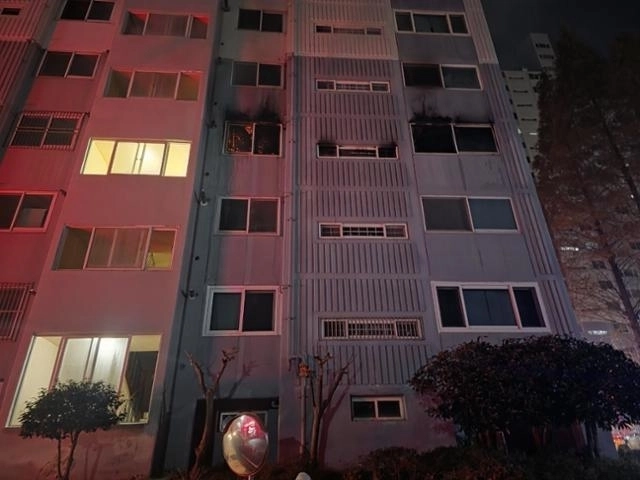 7일 오전 2시 36분쯤 화재가 발생한 경남 창원시 마산합포구 월영동 한 아파트. 창원소방본부 제공