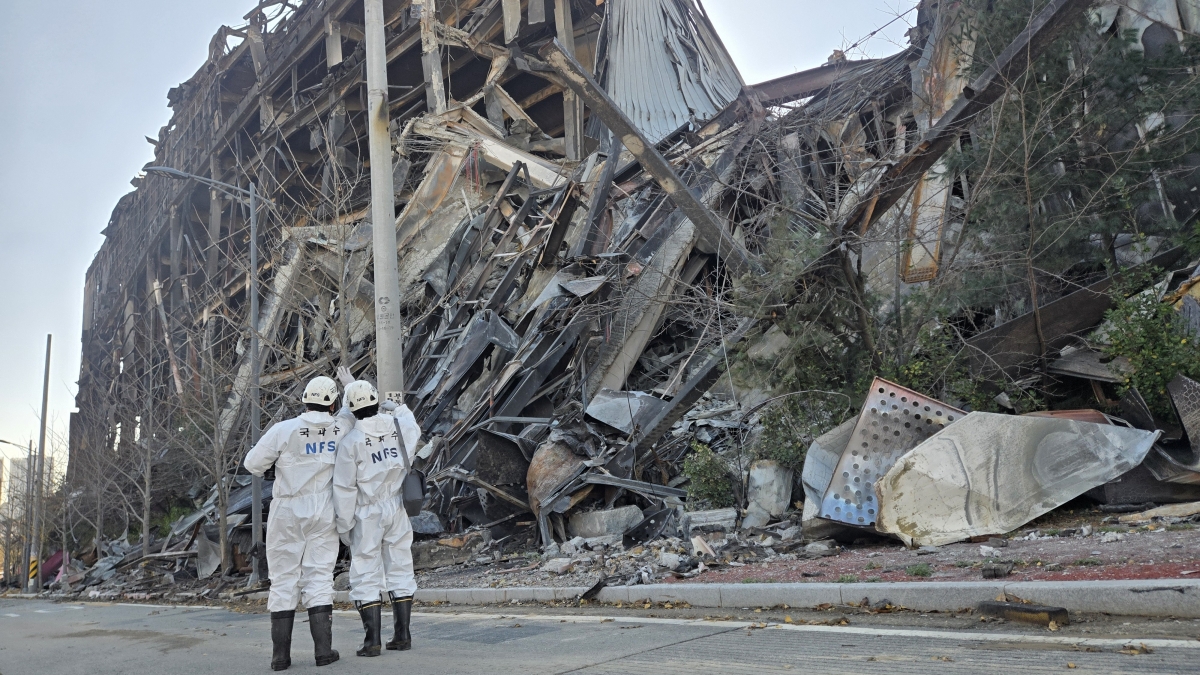 천안 이랜드패션 물류센터 화재 현장에서 합동감식 참여자들이 무너져 내린 물류센터를 확인하고 있다. 서울신문DB