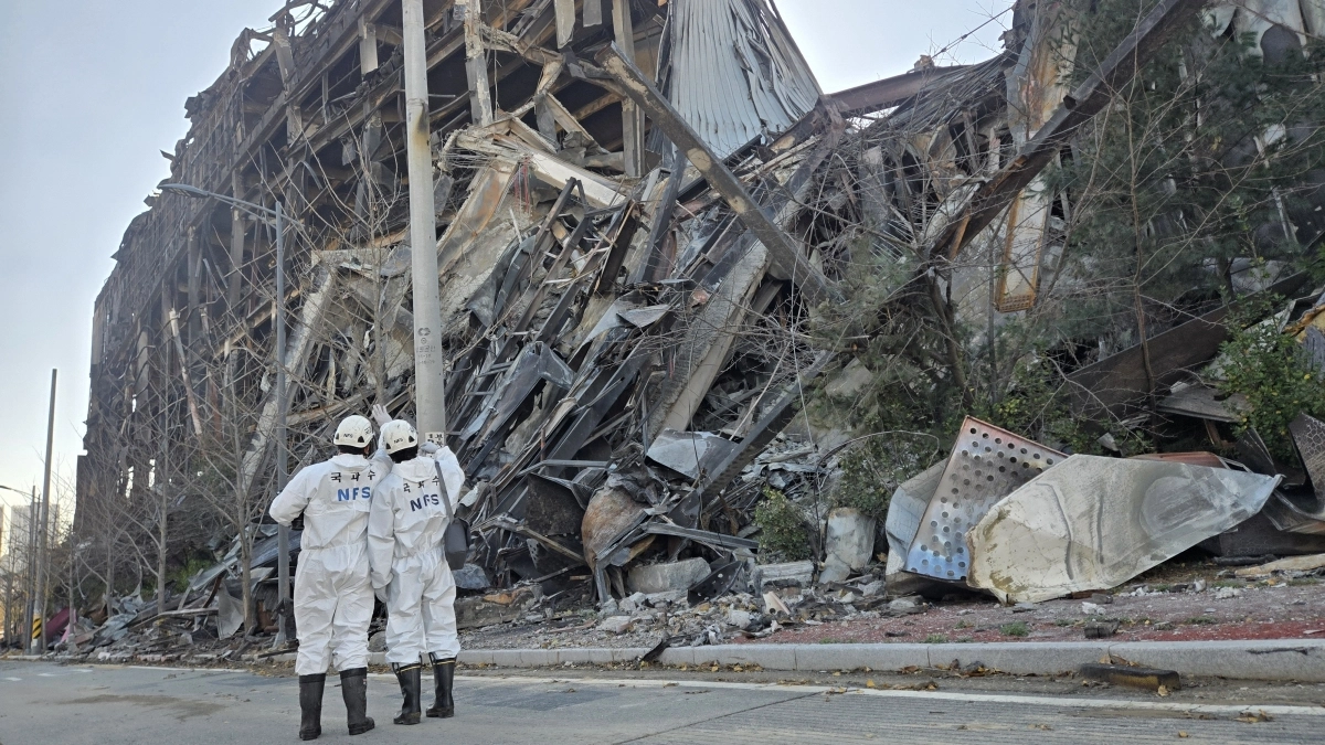 천안 이랜드패션 물류센터 화재 현장에서 합동감식 참여자들이 무너져 내린 물류센터를 확인하고 있다. 서울신문DB