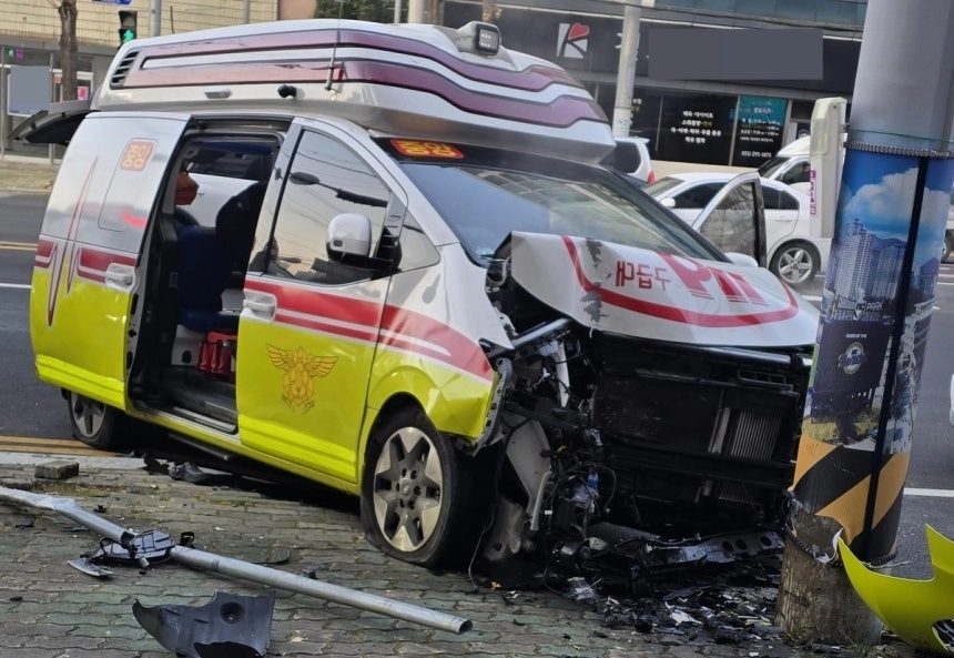 환자를 태운 구급차가 전봇대를 들이받는 사고를 내 구급대원 등 4명이 병원으로 이송됐다. 연합뉴스