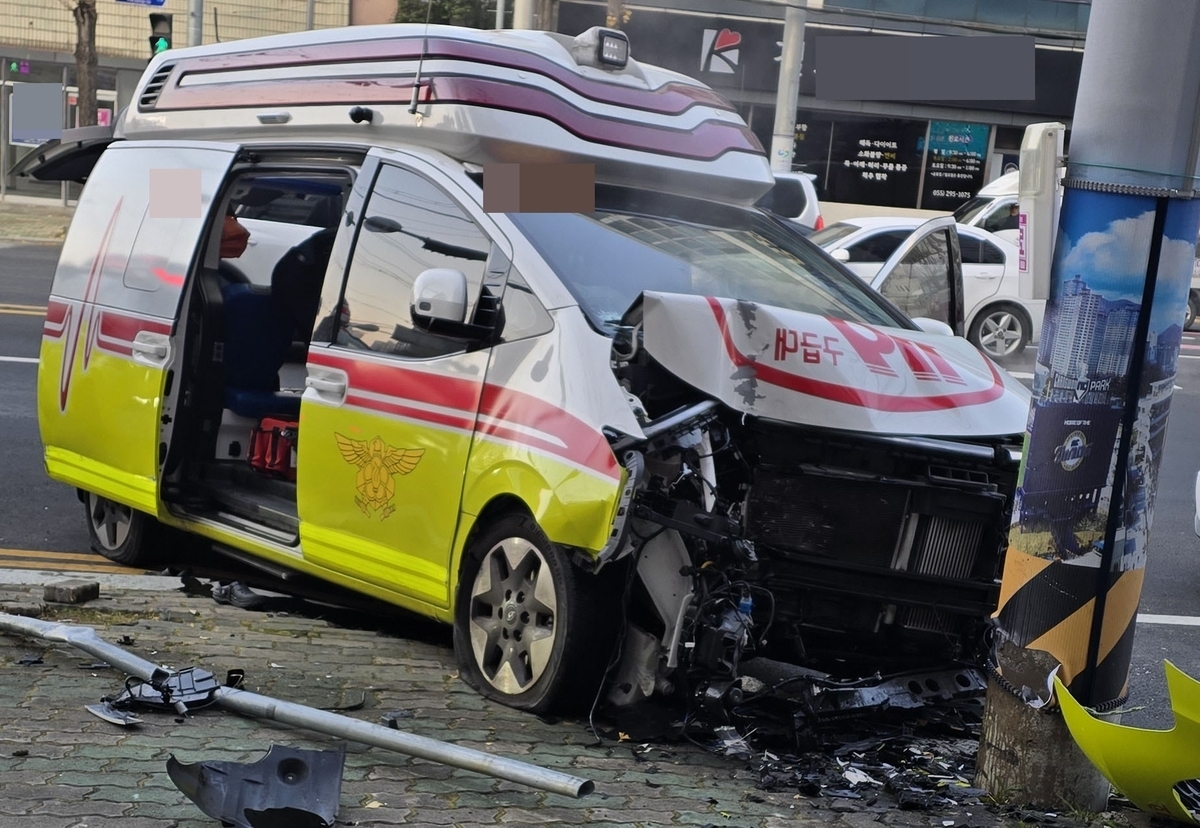 경남 창원서 환자 태운 구급차 전봇대 들이받아…구급대원 등 4명 부상