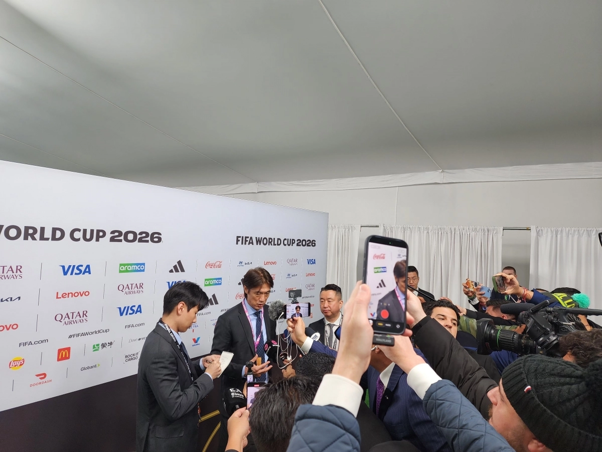 월드컵 조추첨식 끝나고 인터뷰하는 홍명보 축구대표팀 감독