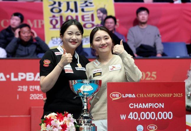 우승자 강지은(오른쪽)과 준우승자 김민아. PBA 제공