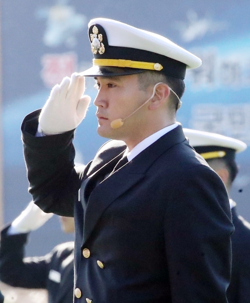 거수 경례하는 이재용 회장 장남 이지호 씨