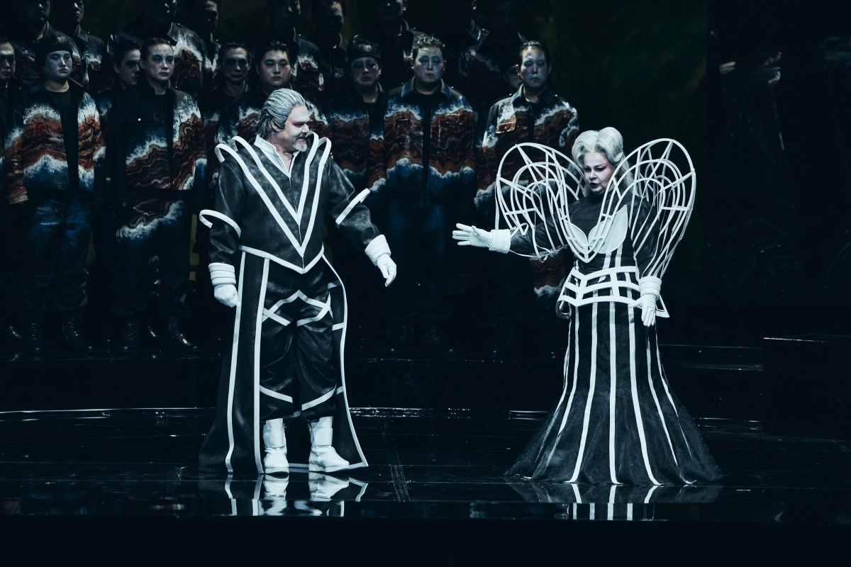 국립오페라단이 지난 4일부터 7일까지 서울 서초구 예술의전당에서 선보인 오페라 ‘트리스탄과 이졸데’ 2막에서 이졸데를 연기한 엘리슈카 바이소바(오른쪽)와 트리스탄 역을 맡은 브라이언 레지스터(왼쪽)가 연기하고 있다. 국립오페라단 제공