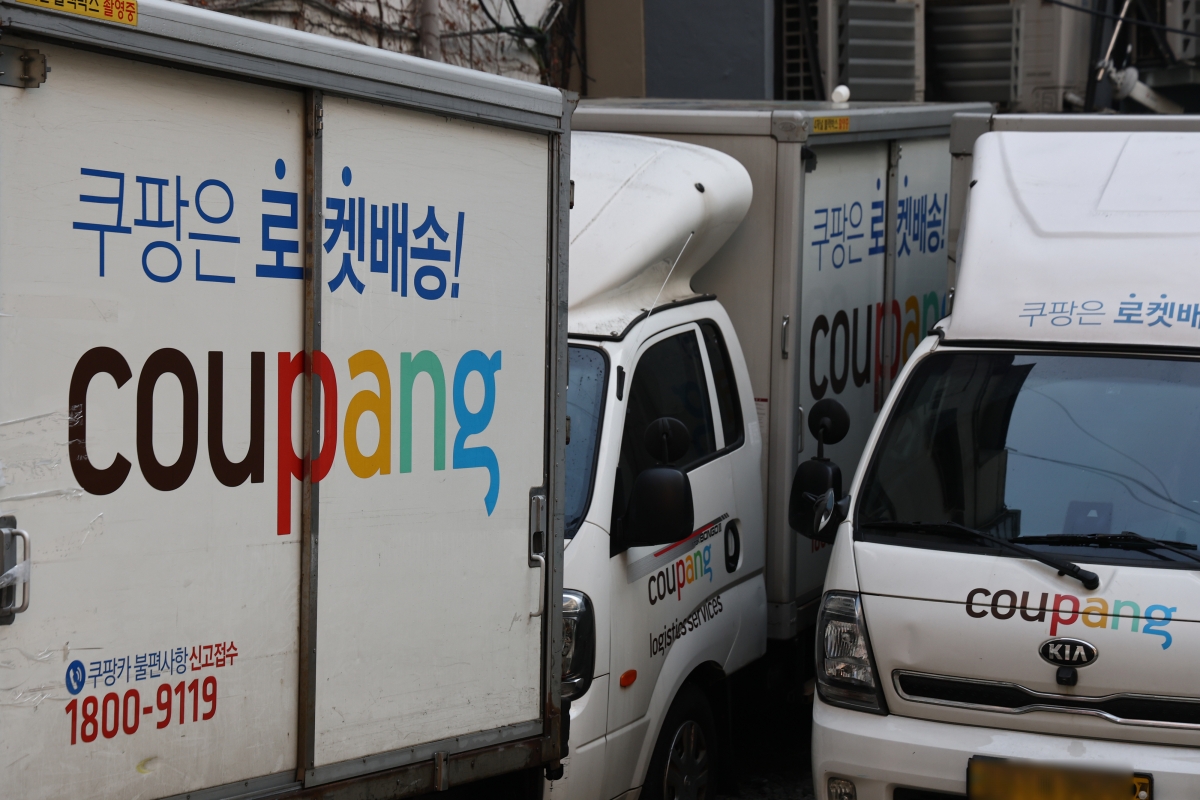 쿠팡에서 3370만개 계정의 고객 정보가 유출되는 초유의 보안 사고가 일어난 지 일주일이 지났지만 정확한 피해 규모는 아직 파악되지 않고 있다. 사진은 7일 서울 시내 쿠팡 배송차량 모습. 연합뉴스