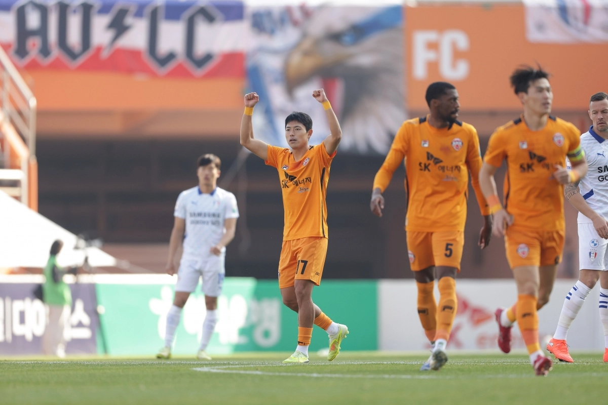 제주 SK의 김승섭이 7일 서귀포월드컵 경기장에서 열린 하나은행 K리그 승강 플레이오프(PO) 수원 삼성과의 2차전에서 선제골을 넣은 뒤 두손을 들어 환호하고 있다.한국프로축구연맹 제공