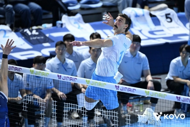 대한항공 러셀이 7일 인천 계양체육관에서 열린 프로배구 남자부 삼성화재와의 홈 경기에서 공격을 시도하고 있다.  한국배구연맹 제공