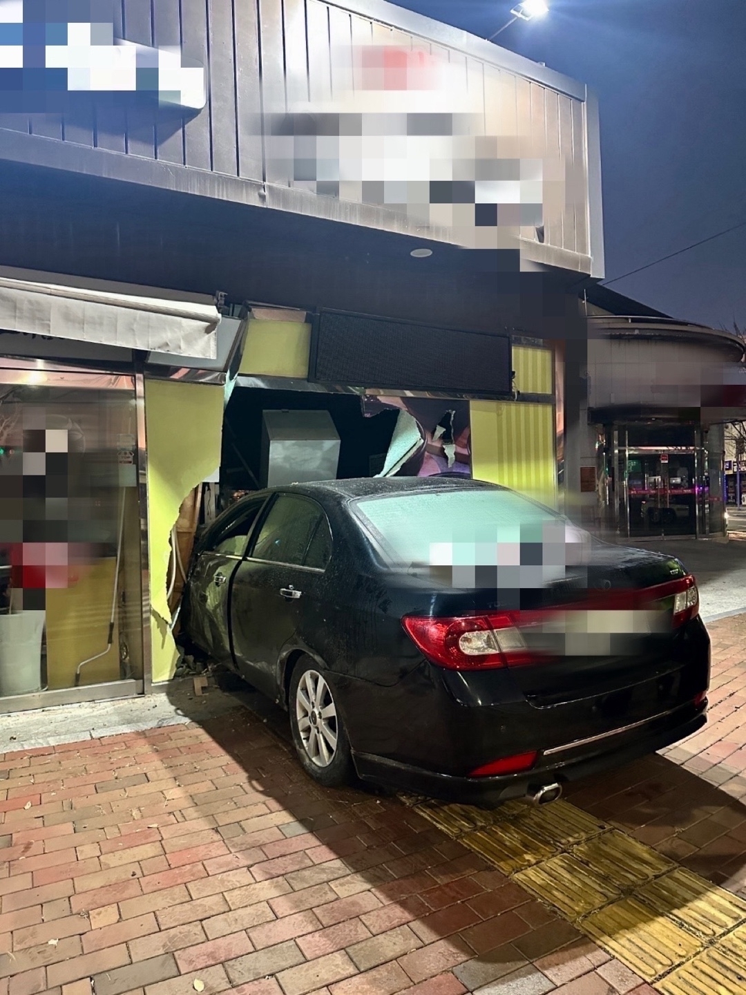 7일 부산 기장군 장안읍 한 식당에 승용차가 돌진해 외벽이 부서져 있다. 부산경찰청 제공