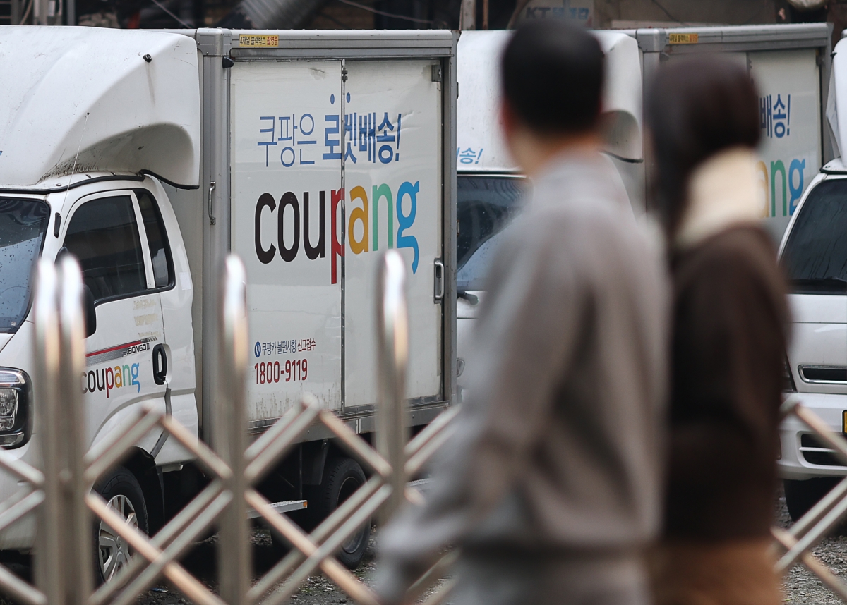 7일 서울 시내를 다니는 쿠팡 배송 차량의 모습을 시민들이 지켜보고 있다. 연합뉴스