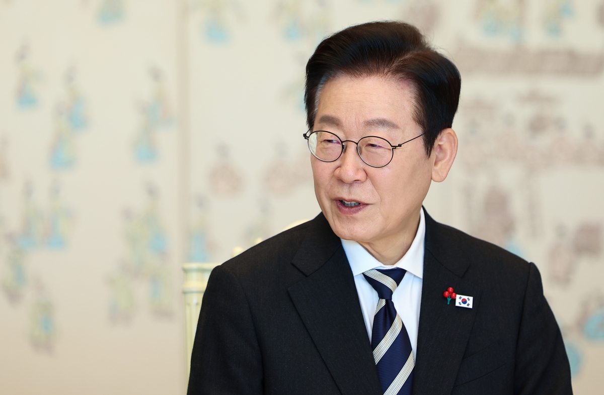 이재명 대통령 취임 6개월을 맞아 7일 용산 대통령실에서 ‘대통령실 6개월 성과 간담회’가 진행됐다. 강훈식 대통령실 비서실장은 이 자리에서 “대통령실은 용산 시대를 뒤로 하고 원래 있어야 할 곳인 청와대로 이전한다”며 “업무 시설의 경우 크리스마스 때쯤 이사가 완료될 것으로 예상한다”고 말했다. 사진은 이 대통령이 지난 3일 ‘5부 요인 초청 오찬 간담회’에서 발언하는 모습. 연합뉴스