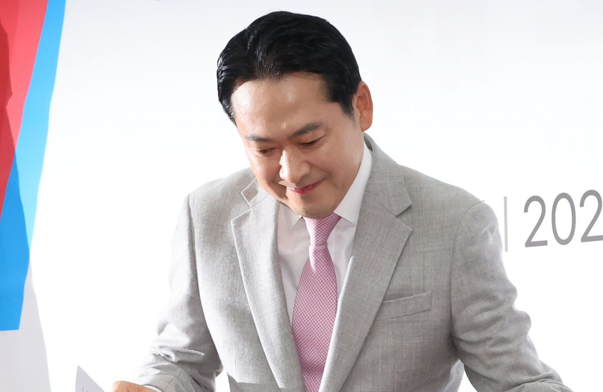 장동혁 국민의힘 대표가 지난 5일 국회에서 열린 ‘혼용무도(어리석고 무능한 군주가 세상을 어지럽힌다) 이재명 정권 6개월 국정평가 회의’에 참석하는 모습. 서울 연합뉴스