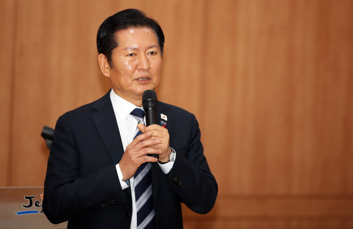 정청래 더불어민주당 대표가 지난 6일 제주도노동자종합복지관에서 열린 ‘제주 발전과 이재명 정부 성공을 위한 2025 민주 아카데미’에서 발언하고 있다. 제주 뉴스1