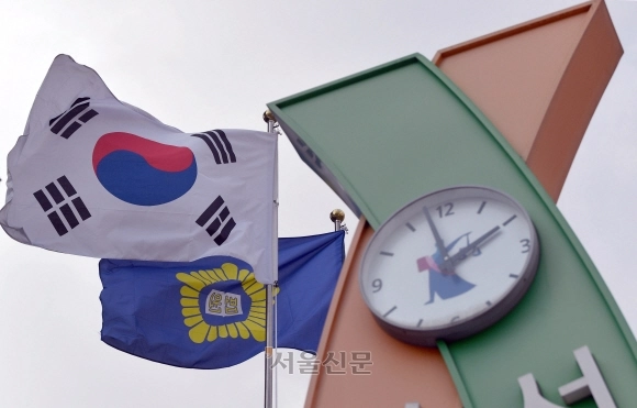 지난 2020년 12월 22일 서울 서초구 서울행정법원 앞 법원 깃발과 태극기가 바람에 휘날리고 있다. 박지환 기자