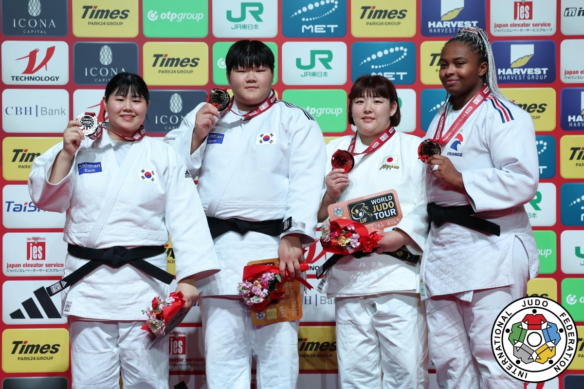 7일 일본 도쿄 체육관에서 열린 국제유도연맹(IJF) 도쿄 그랜드슬램 여자 78㎏ 이상급에서 금메달을 차지한 이현지(왼쪽 두 번째)와 은메달을 목에 건 김하윤(맨 왼쪽). IJF 홈페이지 캡처