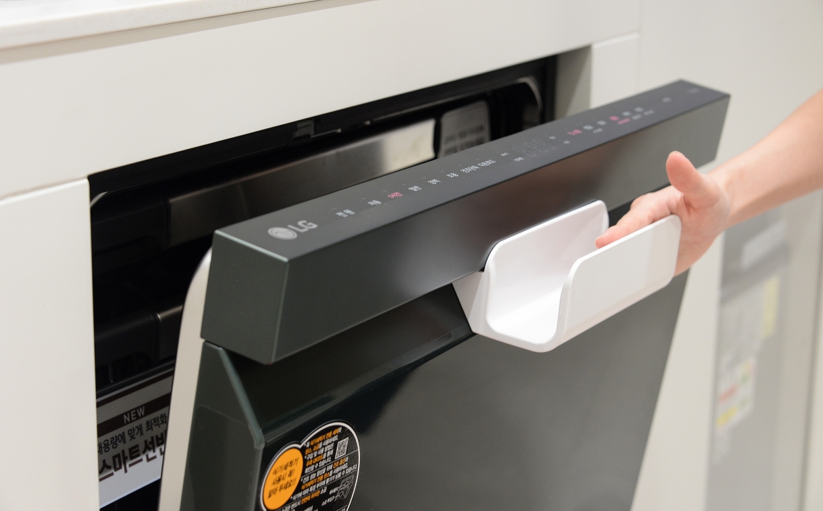 LG전자가 7일 성별∙나이∙장애 유무와 상관없이 모든 고객이 가전을 편리하게 사용하도록 자체 개발한 보조 액세서리 ‘LG 컴포트 키트’의 신규 라인업 4종을 공개했다. 사진은 고객이 ‘식기세척기 이지핸들(도어)’를 이용해 식기세척기 문을 열고 있는 모습.