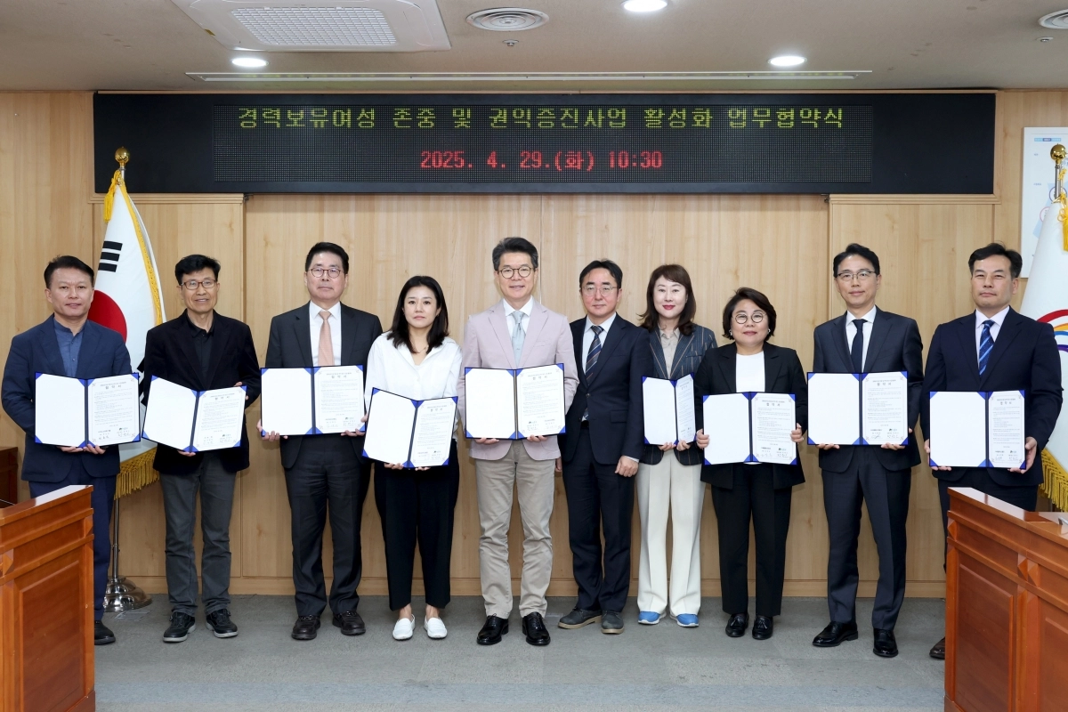 정원오(왼쪽 다섯째) 서울 성동구청장이 지난 4월 ‘경력보유여성 지원 기업 협약 체결식’에 참여한 모습. 성동구 제공