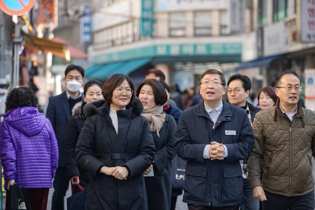 김경호(앞줄 오른쪽 두 번째) 서울 광진구청장이 자양 15번가 골목형 상점가를 둘러보고 있다. 광진구 제공