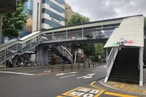 서초 방일초 육교 캐노피 아래로 ‘안전 보행’